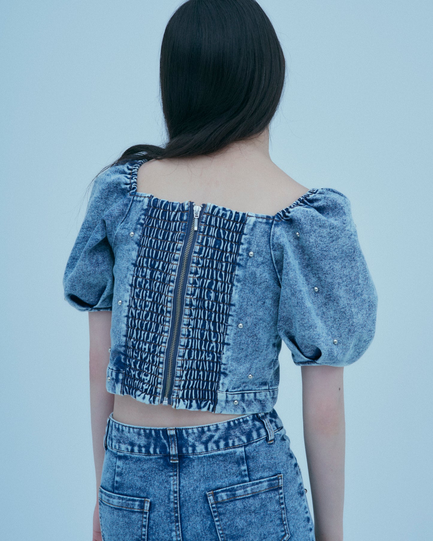 w/LISA (ウィズリサ) | STUDS DENIM TOPS (スタッズデニムトップス) | プルオーバー パフスリーブ 半袖 ショート 短丈 インディゴ ブルー ライト ケミカル ウォッシュ タイト トップス レディース ウィメンズ 女性 ドメスティック ブランド セットアップ