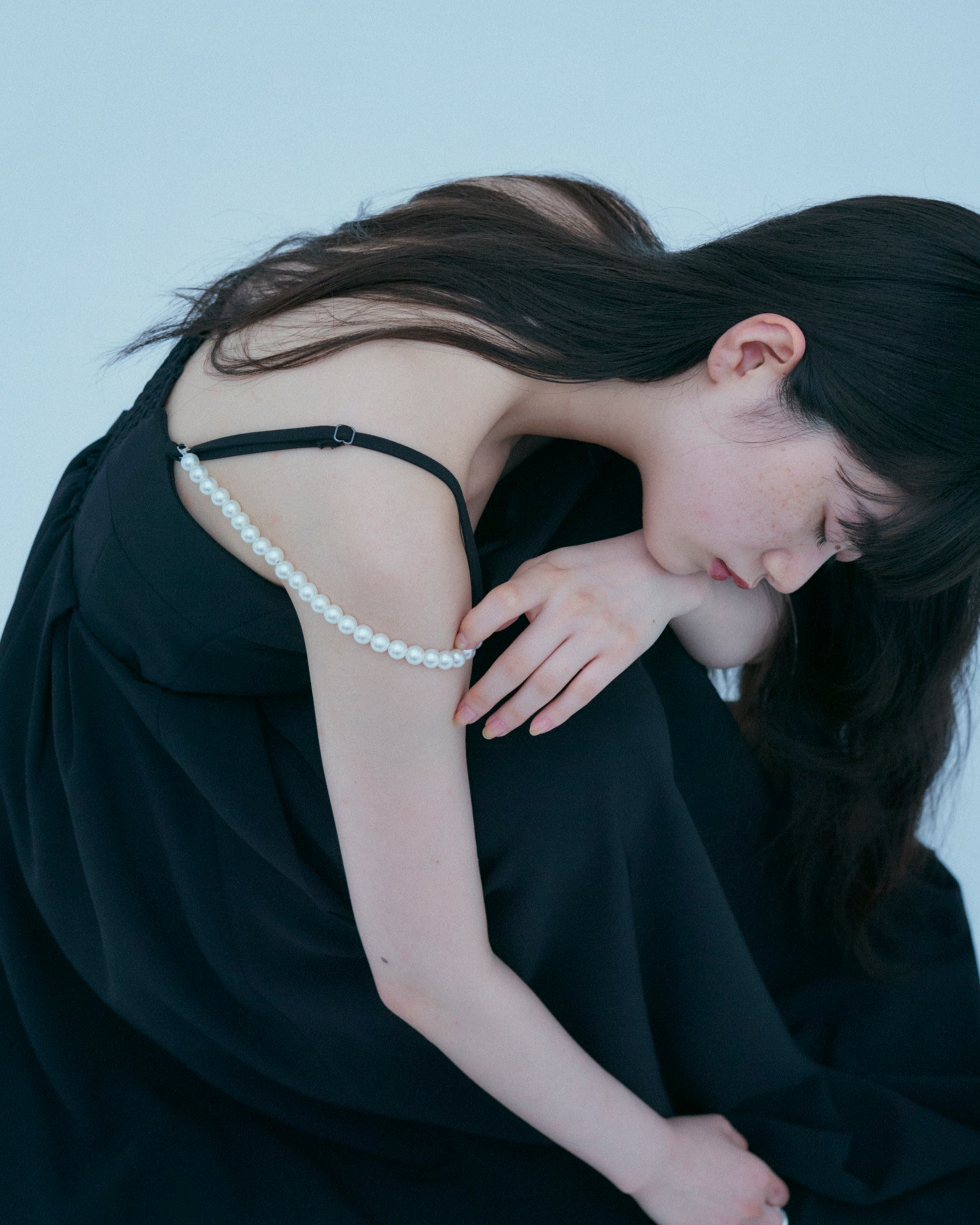 w/LISA (ウィズリサ) | PEARL CAMISOLE DRESS (パールキャミソールドレス) | ワンピース ミモレ 丈 真珠 冠婚葬祭 ノースリーブ レス 女性 ウィメンズ レディース プリーツ キレイめ モード カジュアル ブラック 黒 ドメスティック ブランド