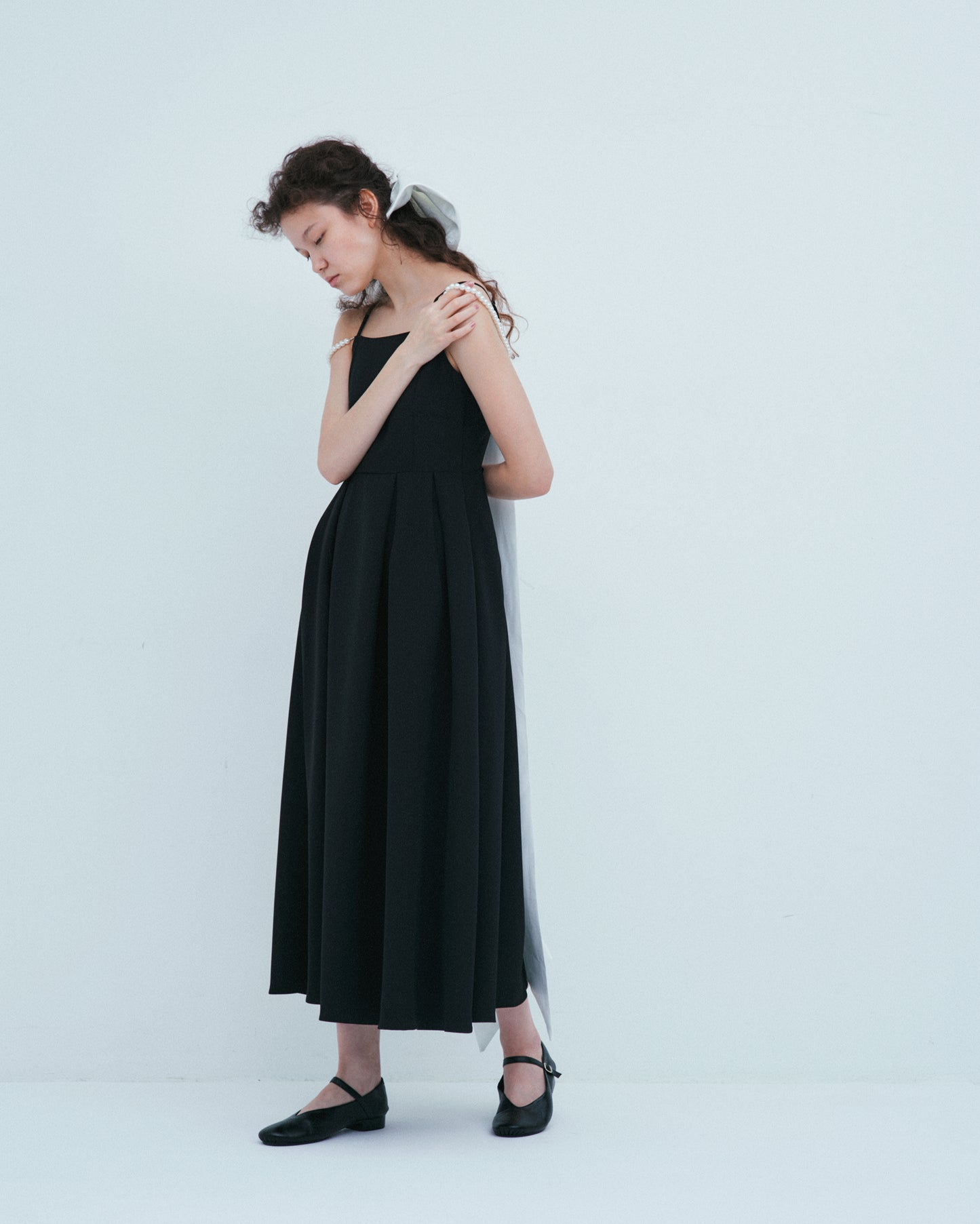 w/LISA (ウィズリサ) | PEARL CAMISOLE DRESS (パールキャミソールドレス) | ワンピース ミモレ 丈 真珠 冠婚葬祭 ノースリーブ レス 女性 ウィメンズ レディース プリーツ キレイめ モード カジュアル ブラック 黒 ドメスティック ブランド