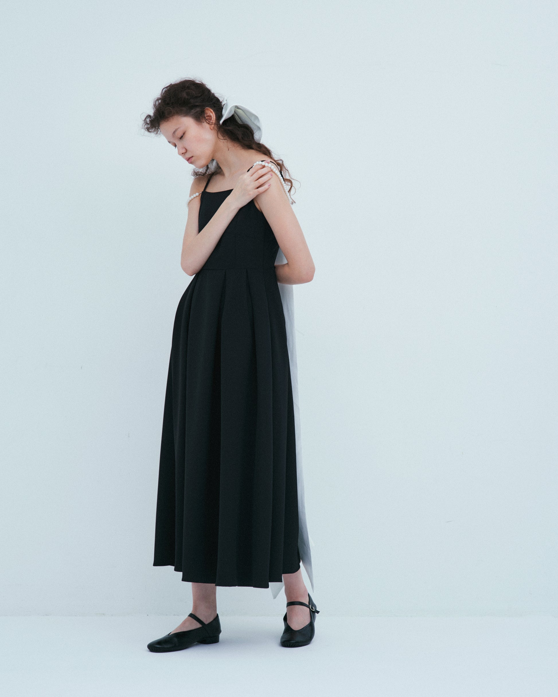 w/LISA (ウィズリサ) | PEARL CAMISOLE DRESS (パールキャミソールドレス) | ワンピース ミモレ 丈 真珠 冠婚葬祭 ノースリーブ レス 女性 ウィメンズ レディース プリーツ キレイめ モード カジュアル ブラック 黒 ドメスティック ブランド